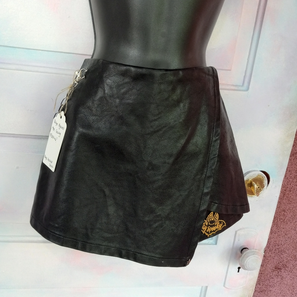 💥Host Pick! Ooak vegan leather spooky Bat Babe custom skort w pocket SOLD @shop - Picture 13 of 13